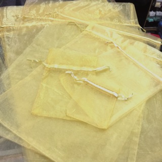 ภาพหน้าปกสินค้าถุงแก้วสีทอง(ถุงผ้าใส่ของชำร่วย)🌸(1ถุงมี12ใบ) ที่เกี่ยวข้อง