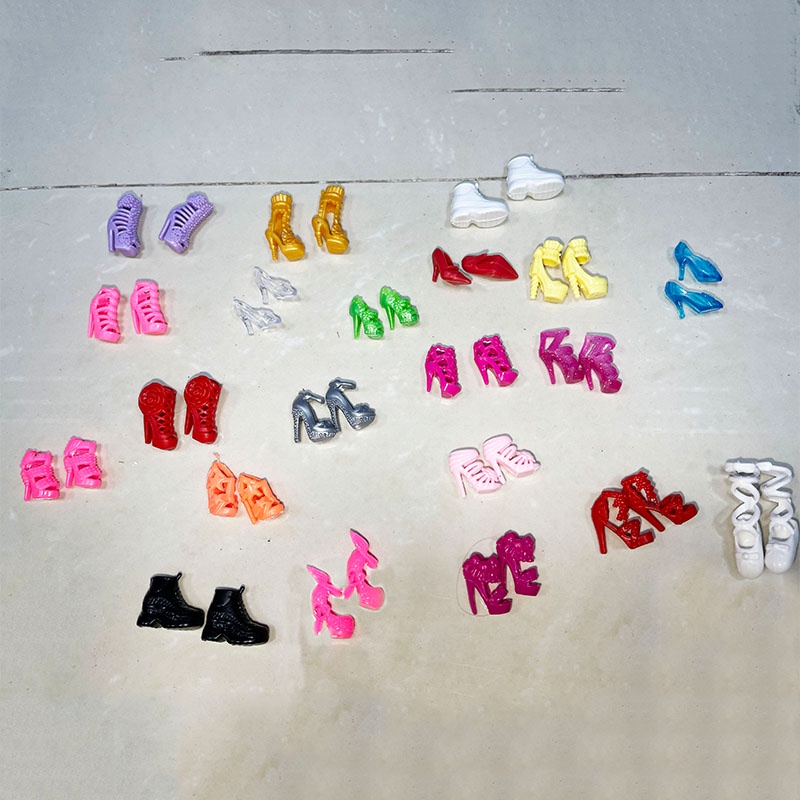 ภาพหน้าปกสินค้าBjd รองเท้าตุ๊กตาบาร์บี้รองเท้าผู้หญิง 1 คู่สไตล์สุ่ม 30 ซม จากร้าน bjdtoys.th บน Shopee