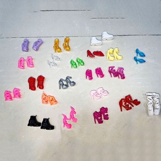 ภาพขนาดย่อของภาพหน้าปกสินค้าBjd รองเท้าตุ๊กตาบาร์บี้รองเท้าผู้หญิง 1 คู่สไตล์สุ่ม 30 ซม จากร้าน bjdtoys.th บน Shopee