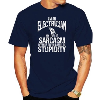 เสื้อยืดผ้าฝ้ายพิมพ์ลายขายดี เสื้อยืดลําลอง ผ้าฝ้าย แขนสั้น พิมพ์ลาย Im an electrician my sarcasm level สําหรับผู้ชาย 20
