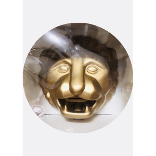 Golden Lion head with water stream from mouth เครื่องพ่นน้ำ