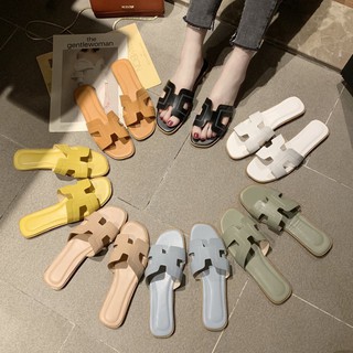 ภาพหน้าปกสินค้าพร้อมส่ง รองเท้าแตะของผู้หญิงมี4สี แฟชั่นใหม่รองเท้าแตะแบน สบาย ๆ กันลื่น ที่เกี่ยวข้อง