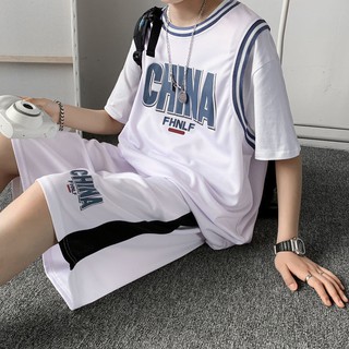 ภาพหน้าปกสินค้า🔥ส่งจากไทย！ ชุดกีฬาฤดูร้อนชายเกาหลีรุ่นเทรนด์หล่อหลวมเสื้อบาสเก็ตบอลแขนสั้นเสื้อยืดกางเกงขาสั้นสองชิ้น ที่เกี่ยวข้อง