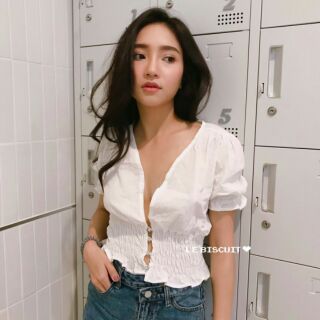 Cropกระดุมเพชรเอว 🍪New in
-สินค้านำเข้า พร้อมส่ง-
เสื้อครอปสมอคเอว