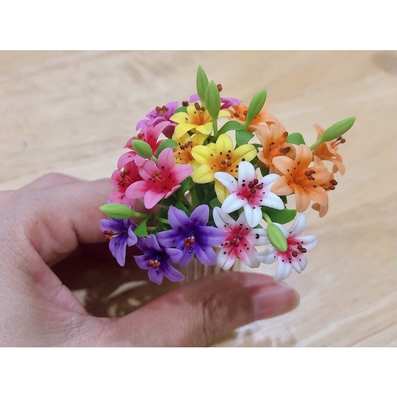 ภาพสินค้าlilly  ดอกลิลลี่ขนาดจิ๋ว 1ช่อ มี 4 ดอก จากร้าน pana_miniature บน Shopee ภาพที่ 1