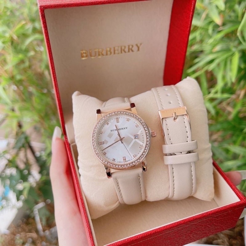 รูปภาพสินค้าแรกของนาฬิกา BU RBERRY ราคาถูก ราคาส่ง  นาฬิกาข้อมือผู้หญิง ตัวเรือนล้อมเพชร มีช่องบอกวันที่ พร้อมส่ง