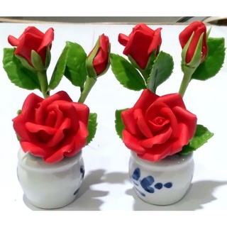 แจกันดอกกุหลาบคู่สีแดง เป็นสัญลักษณผง์ของความรัก ความสุขสมหวัง