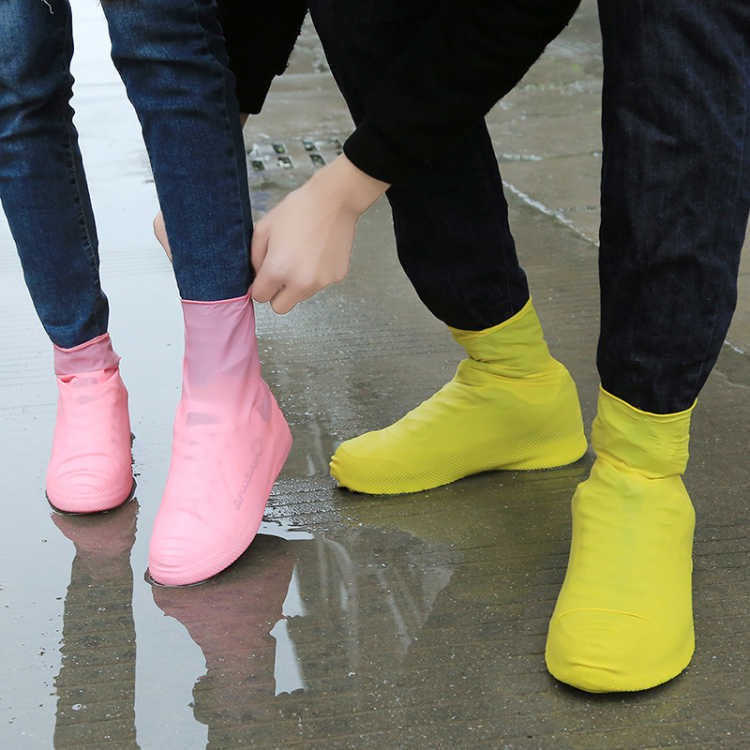 ภาพหน้าปกสินค้ารองเท้าซิลิโคนหุ้มรองเท้า คอสูง ใส่สำหรับกันน้ำ กันน้ำฝน กันเปื้อน พกพาสะดวก ใส่เดินสบายไม่ลื่น