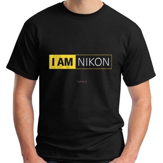 เสื้อยืดอินเทรนด์ผู้ชายอินเทรนด์ผู้หญิงเสื้อยืดผ้าฝ้าย พิมพ์ลาย I AM NIKON แนวสตรีท สีดํา สไตล์ฮิปฮอป สําหรับผู้ชาย AAdo
