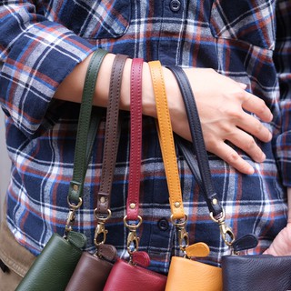 ภาพหน้าปกสินค้า🌟ใส่กับกระเป๋าสตางค์ หรือใช้เป็นพวงกุญแจได้🌟สายคล้องข้อมือหนังวัวแท้ Wrist Strap (Hatsukoi Leather Bag) ที่เกี่ยวข้อง