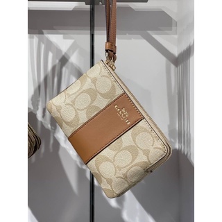 ภาพขนาดย่อของสินค้าพร้อมส่ง แท้  % New Coach คล้องมือ 1 ซิป S รุ่น CORNER ZIP WRISTLET IN SIGNATURE CANVAS (58035) GOLD/KHAKI SADDLE2