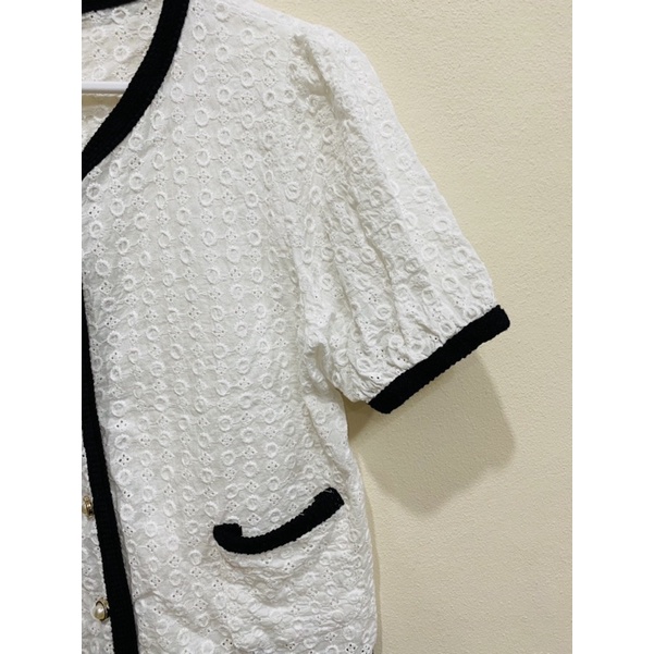 เสื้อสีขาว-ลายฉลุ-มีแถบดำ-กระดุมมุก