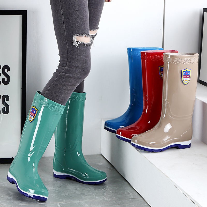 ภาพหน้าปกสินค้าRain boots รองเท้าบูทกันฝนผู้หญิงสวมใส่ด้านนอกรองเท้าบูทน้ำทรงสูงผู้หญิงรองเท้าน้ำท่อยาวกันน้ำและกันลื่น