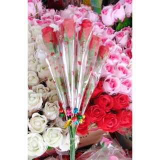 ภาพหน้าปกสินค้าดอกกุหลาบพลาสติก ดอกกุหลาบวาเลนไทน์ ดอกไม้ปัจฉิมมัดละ  12 ดอก ที่เกี่ยวข้อง