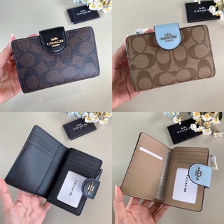 🎀 (สด-ผ่อน) กระเป๋าสตางค์ กระดุม ลายซี C0082 Medium Corner Zip Wallet in Signature Canvas Coach