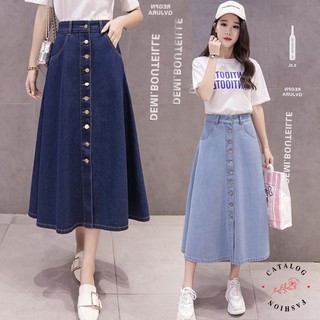 ꕥCatalog Fashionꕥ กระโปรงยีนส์ยาว ทรงบาน แต่งกระดุมหน้า