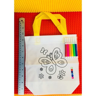 ภาพขนาดย่อของภาพหน้าปกสินค้าถุงผ้า ระบายสี ผ้าสปันพร้อมสี 6 แท่ง เลือกลายได้ - spunbond bag + 6 pen จากร้าน aromart บน Shopee