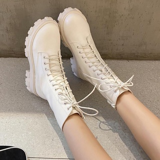 สินค้า 💘รองเท้าบูท💘รองเท้าบู๊ทมาร์ตินแบบ all-match เวอร์ชั่นเกาหลีของผู้หญิงรองเท้าบู๊ทสั้นสีขาวพื้นหนากลางรองเท้า  รองเท้าบู