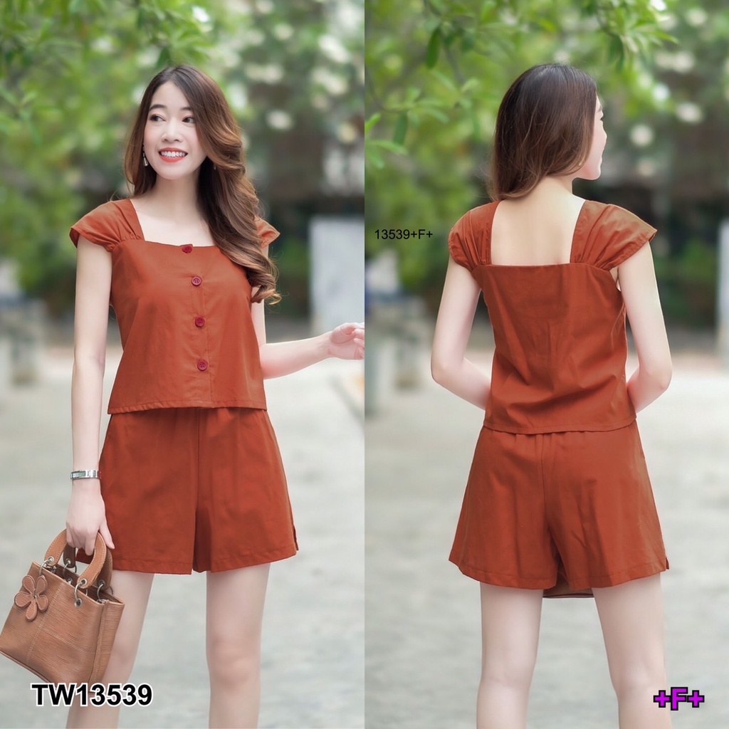 tw13539-set-2-ชิ้น-เสื้อครอป-คอเหลี่ยม-แขนล้ำ-กางเกงขาสั้น-ปลายขาผ่าด้านข้าง-ยางยืด-มีกระเป๋าข้าง-มีซัปใน-งานผ้าฝ้าย