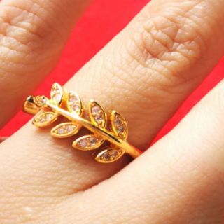 ภาพขนาดย่อของภาพหน้าปกสินค้าขายเท​Sale แหวนใบมะกอกนำโชค งานมงคลชุบทองแท้ 18k​ผ่านพิธีวัดดังพม่า จากร้าน ingshop.jewelry บน Shopee