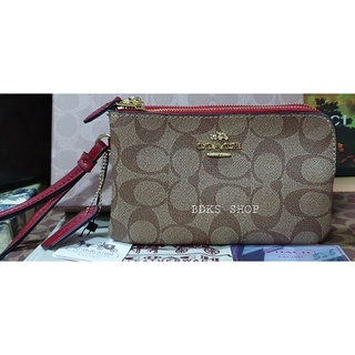 กระเป๋า COACHH DOUBLE CORNER ZIP WRISTLET IN KHAKI/BURGUNDY SIGNATURE CANVAS