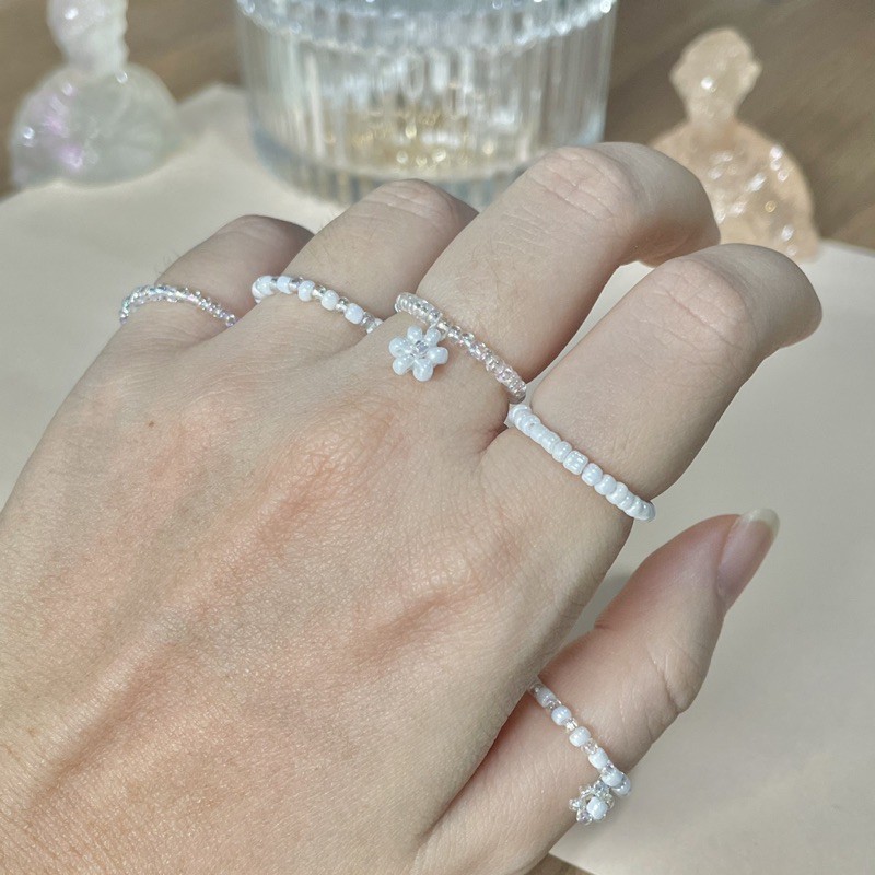 แหวนลูกปัด-เซ็ต-5-วง-ขาวใส-ดอกไม้-น่ารักมากๆ-เอ็นยืด-set-of-5-white-transparent-rainbow-flower-bead-elastic-rings