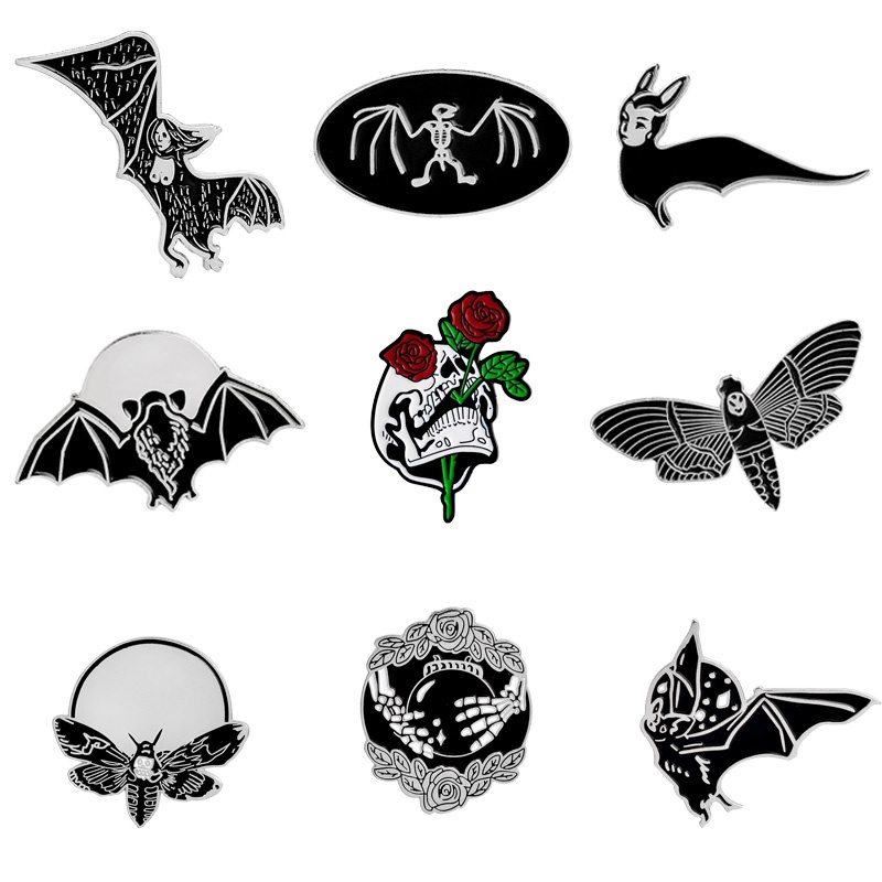 ภาพหน้าปกสินค้าPunk Animal Pin Personality Color Moth Women Face Bat Brooches Flower Skull Lapel Enamel Pin Badge Gothic Jewelry Gift จากร้าน xuyunjewelry.th บน Shopee