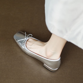 รองเท้าโลฟเฟอร์ ส้นแบน หัวเหลี่ยม ปากตื้น ประดับโบว์ สีเงิน สไตล์คลาสสิก สําหรับผู้หญิง 2022
