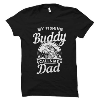 เสื้อยืดผู้ชาย GILDAN เสื้อยืด พิมพ์ลาย My Fishing Buddy Calls Me Dad สําหรับผู้ชาย และผู้หญิง S-5XL