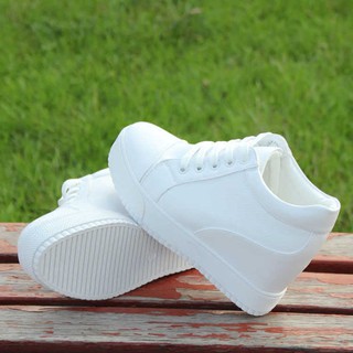 🎀รูปแบบใหม่ อเนกประสงค์ ระบายอากาศได้ดี รองเท้าสีขาว เพิ่มความสูงภายใน พื้นรองเท้าหนาสำหรับผู้หญิง