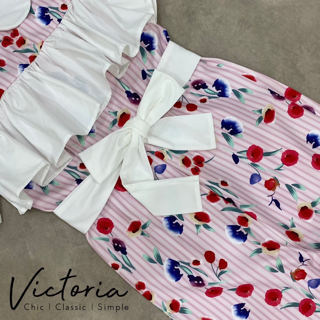 victoria-จั้มสูทขายาวสีชมพูลายดอกกุหลาย-แร่งระบายคอปกสีขาว-มาพร้อมเชือกผูกเอวเข้าเซ็ต-ใส่น่ารักๆ