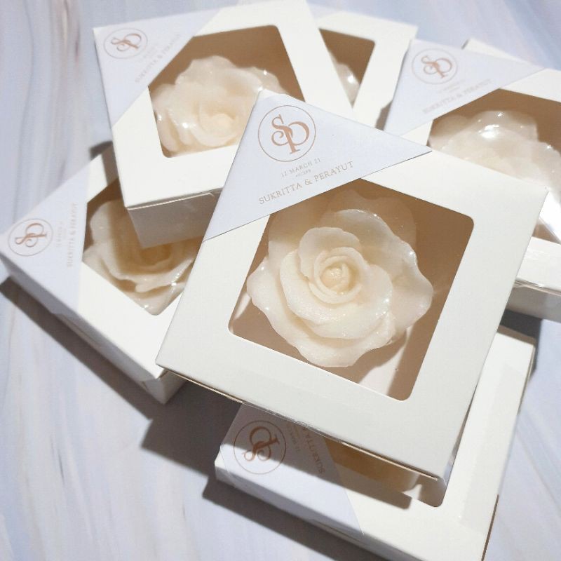 ภาพหน้าปกสินค้าของชำร่วย สบู่ดอกไม้ สบู่ดอกกุหลาบ+กล่อง+ป้ายชื่อ จากร้าน sh.house บน Shopee