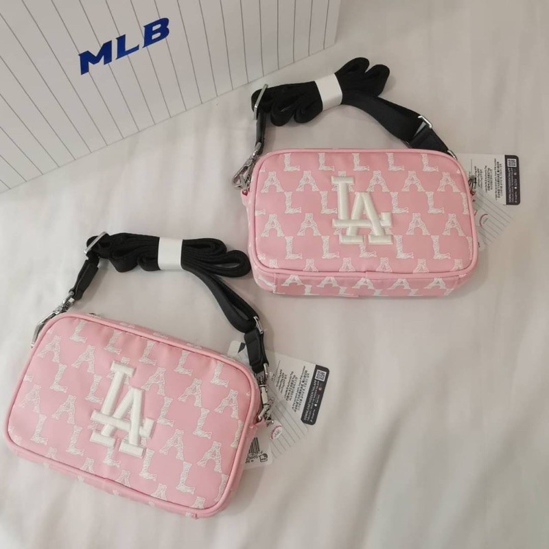 mlb-monogram-crayon-mini-cross-bag-กระเป๋าสะพายข้างสีชมพู-logo-la-size-h11-5-l18-w4-cm