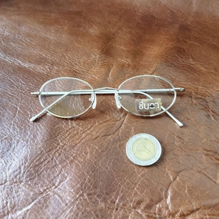 ภาพหน้าปกสินค้ากรอบแว่นตา แว่นตาวินเทจ แว่นเก่าเก็บยุค 90s รุ่น Lee Lamoon Silver กรอบแว่นทรงรีมนเล็ก สีเงิน เลนส์ใส​ รองรับการตัดสายตา ที่เกี่ยวข้อง
