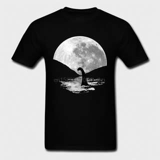 เสื้อยืดผ้าฝ้ายพิมพ์ลายขายดี เสื้อยืดคอกลม ผ้าฝ้าย พิมพ์ลาย Nessie the Loch Ness Monster Moon สําหรับผู้ชาย