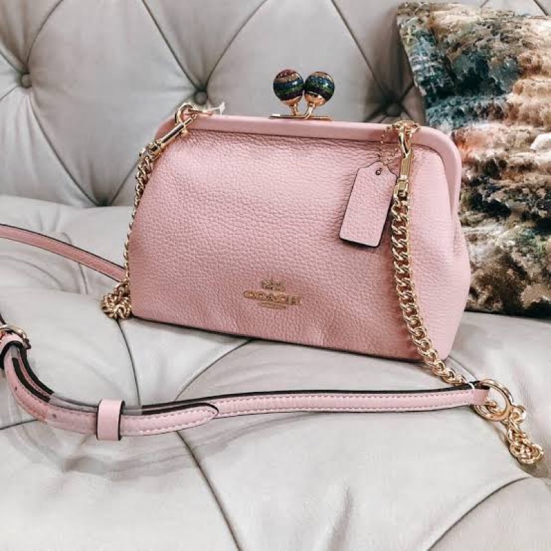 ผ่อน0-กระเป๋าสะพายข้าง-coach-nora-kisslock-crossbody-c1451-หนังแท้-สีชมพู-สายโซ่สีทอง-8-นิ้ว