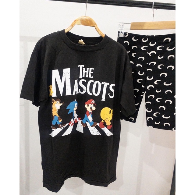 พร้อมส่ง-the-mascot-t-shirt