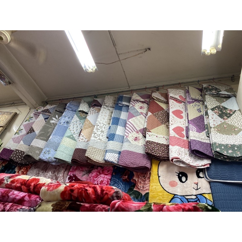 ภาพหน้าปกสินค้าผ้าคลุมเตียง 8ฟุต ลายที่ ลายใหม่ 50 ลาย จากร้าน deju112 บน Shopee