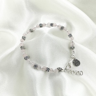 สร้อยข้อมือร้อยหินโรสควอตซ์สลับชาร์มดอกไม้ สร้อยข้อมือหินนำโชค : DSP 925 Sterling Silver Bracelet [CFS0010]