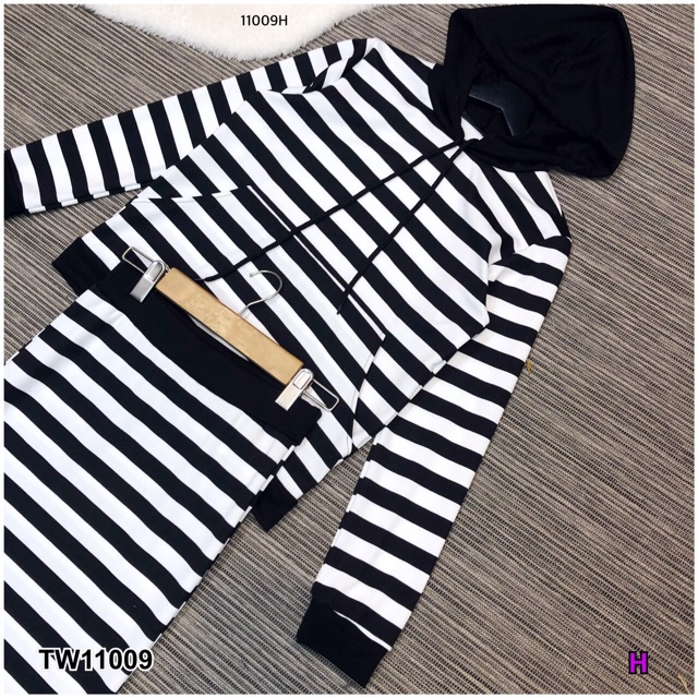เสื้อมีฮู้ดแขนยาวพร้อมกระโปรง