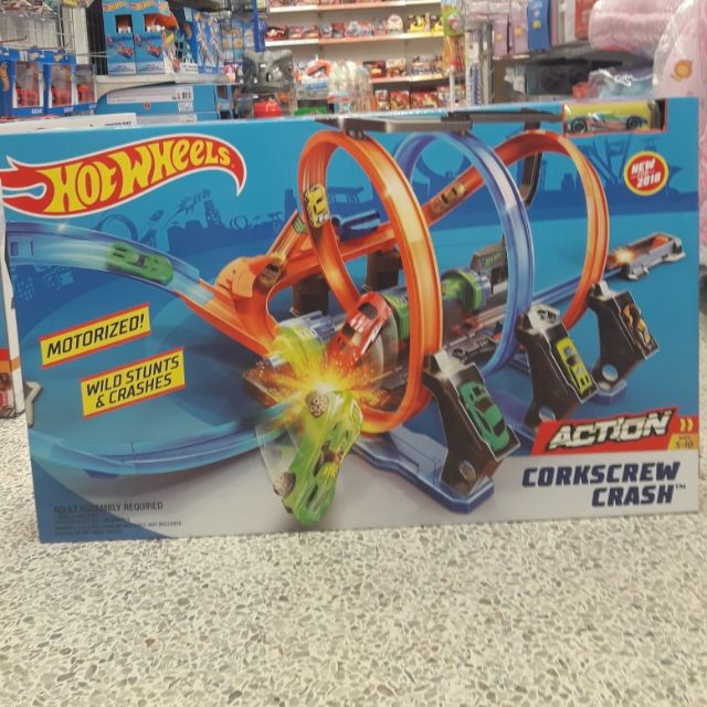 hotwheels-motorized-corkscrew-crash