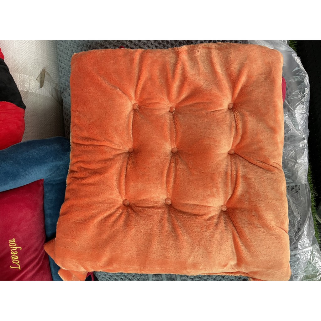 ภาพหน้าปกสินค้าเบาะรองนั่งสีพื้นากำหมะหยี่ใช้ได้ทั้ง2ด้าน ซักลงเครื่องซักผ้าได้ จากร้าน dee225577 บน Shopee