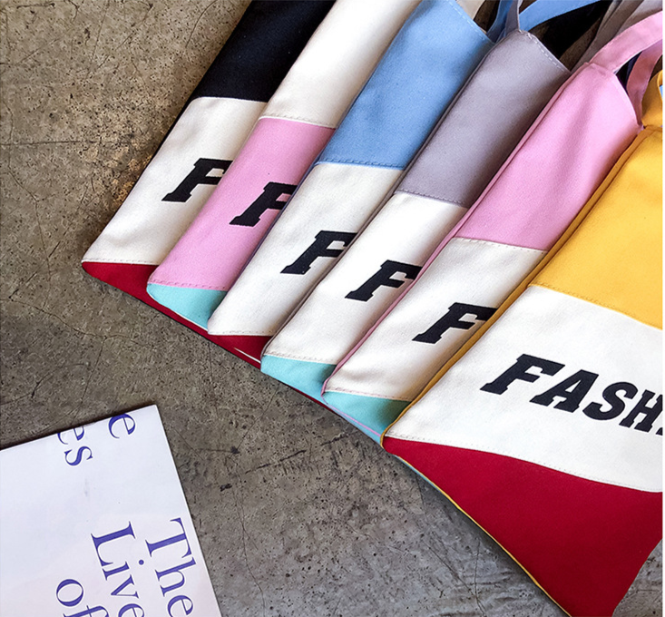 ภาพหน้าปกสินค้า(W131)กระเป๋าผ้า มีสายสะพาย แฟชั่นคาดลาย3สี จากร้าน igetbag บน Shopee
