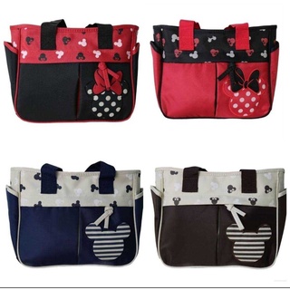 กระเป๋าถือ Mickey Minnie มีทั้งหมด 4 สี กึ่งผ้าร่ม สะพายไหล่ได้ มีซิปหน้า และด้านหลังมีช่องใส่ของ ขนาด 32×29×12 cm