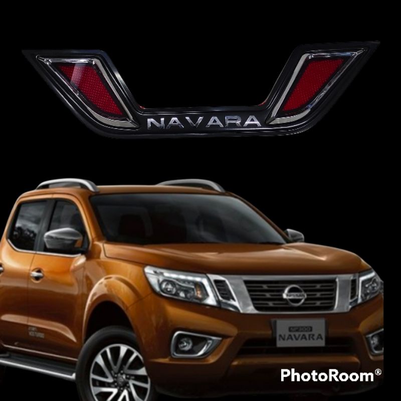 ชุดครอบปิดที่ฝาท้ายกระบะ-nissan-navaraครอบเสริมแต่งตรงโลโก้-nissan-สะท้อนแสง