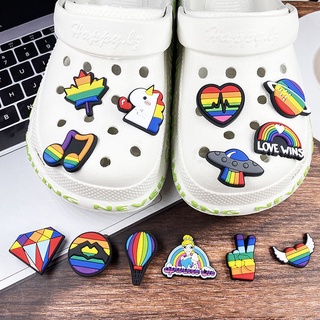 Jibbitz อุปกรณ์เสริม หัวเข็มขัดยาง PVC แบบนิ่ม สีรุ้ง สําหรับตกแต่งรองเท้า Crocs