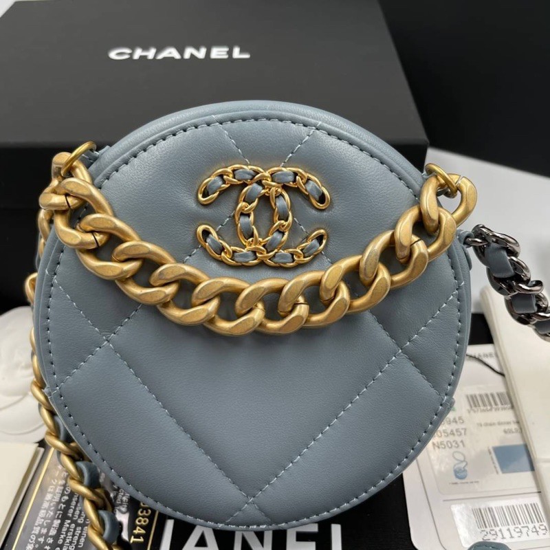 chanel-19-clutch-with-chain-original-1-1