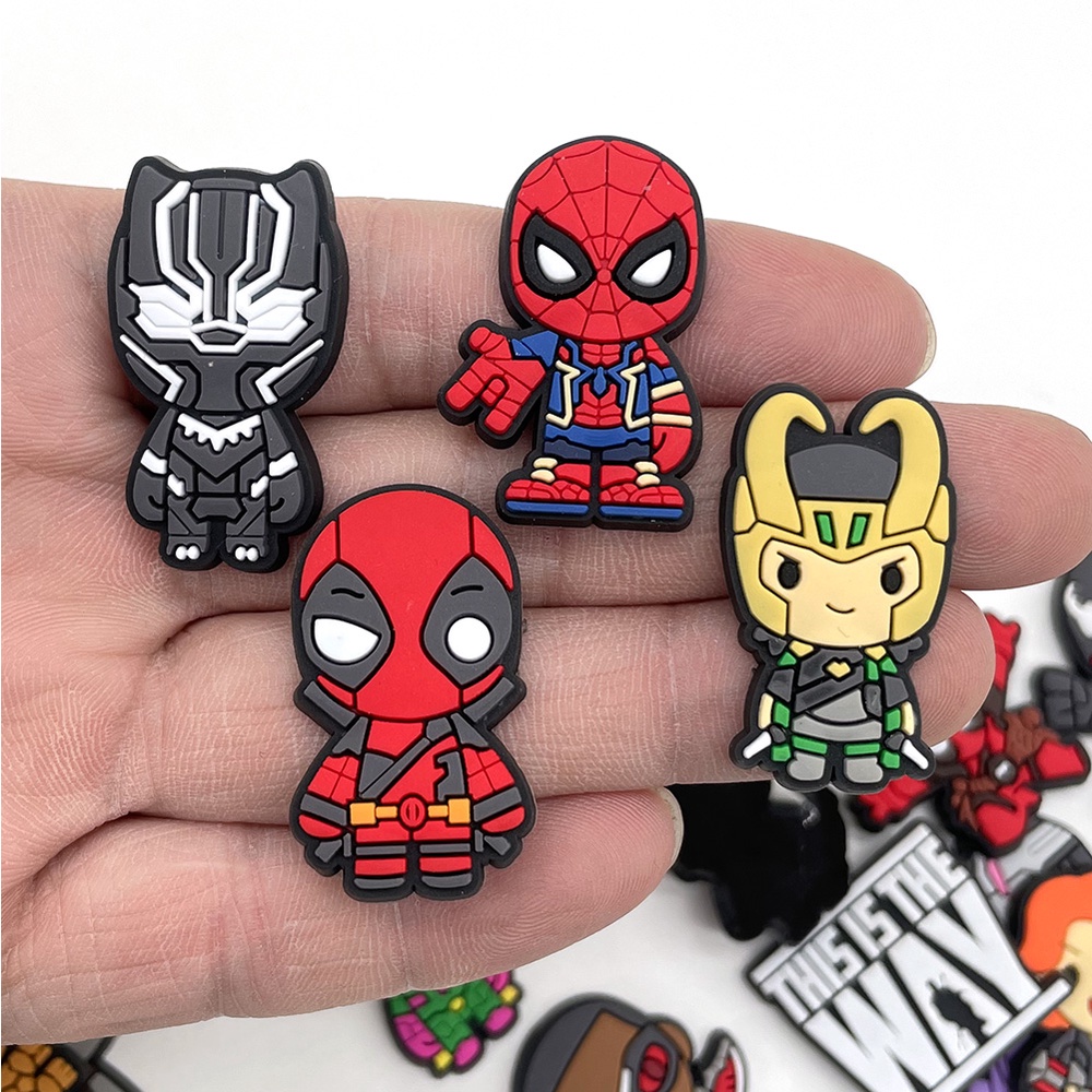 marvel-crocs-การ์ตูนอนิเมะ-super-hero-jibbitz-accessories-pvc-shoe-charms-diy-ถอดได้-ของขวัญคริสต์มาสสำหรับเด็ก-รองเท้าแตะ-หัวเข็มขัด-1000-รุ่น-สําหรับคุณเลือก