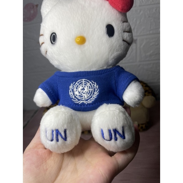 united-nations-hello-kitty-คิตตี้ใส่เสื้อ-un-เท้าปัก-งานป้าย-sanrio-ปี-2005-ค่ะ