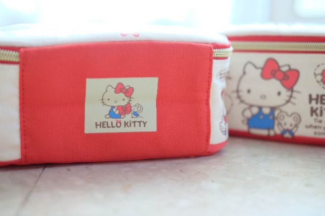 สินค้ามาใหม่จ้า-กระเป๋าใส่เครื่องสำอางค์-เครื่องเขียน-hello-kitty